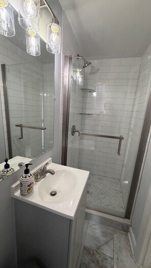 Bathroom - NICE Basement Near the Union Market (Washington)