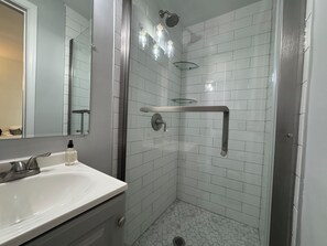 Bathroom - NICE Basement Near the Union Market (Washington)