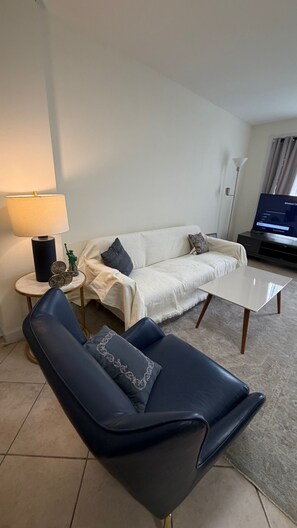 Living area - NICE Basement Near the Union Market (Washington)