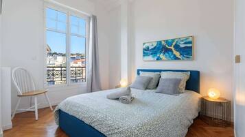 Tabla de planchar con plancha, wifi gratis y ropa de cama
