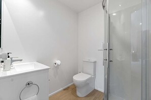 Hair dryer, towels, soap, shampoo - Hamilton Lake Haven - Great Location (Hamilton)