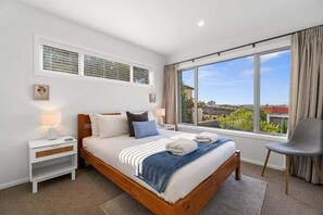 3 bedrooms, iron/ironing board, WiFi, bed sheets - Hamilton Lake Haven - Great Location (Hamilton)