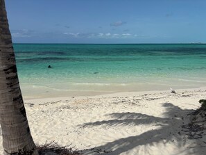 Plage, chaises longues, serviettes de plage