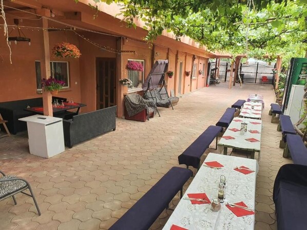 Outdoor dining - Pensiunea Alexa (Bacău)