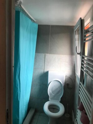 Ducha, artículos de tocador gratuitos, toallas, papel higiénico