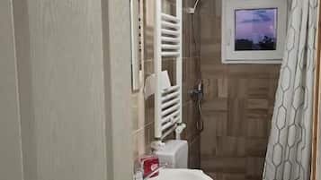 Habitación cuádruple, vista al patio | Baño