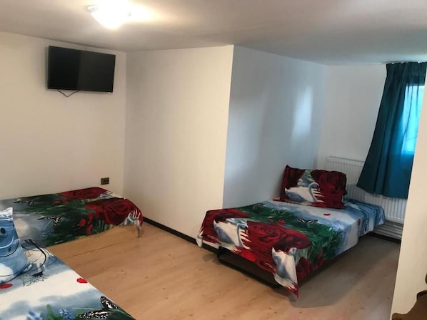 Kamar Quadruple, pemandangan halaman