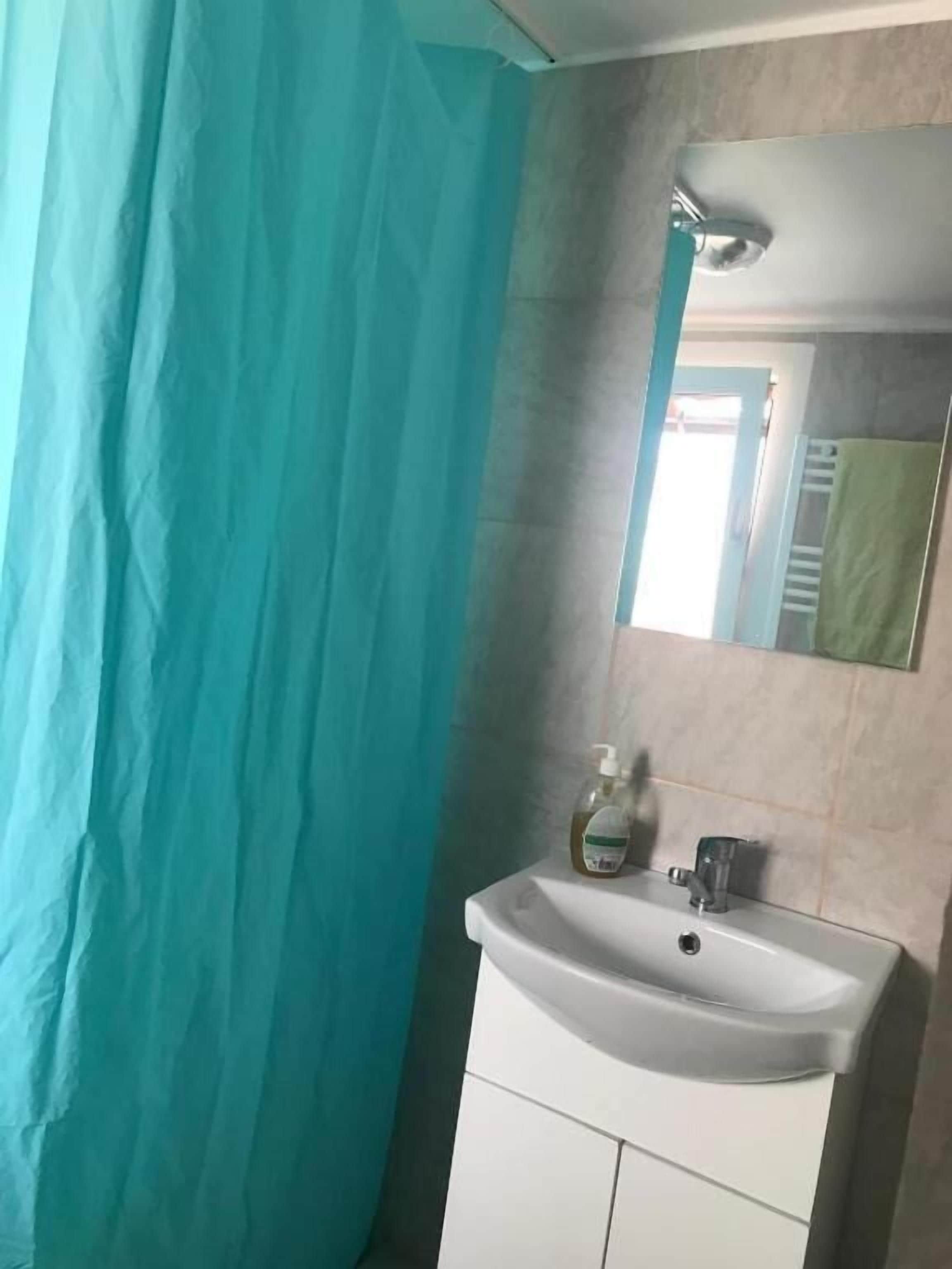 Ducha, artículos de higiene personal gratuitos y toallas