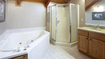 Douche, baignoire Ă jets, sĂšche-cheveux, serviettes fournies