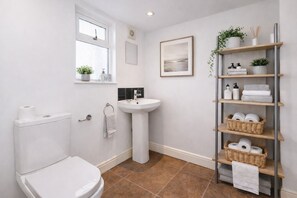 Shower, hair dryer, towels, soap - Spacious Chester Home | Sleeps 8 | Free On Street Parking (Chester)