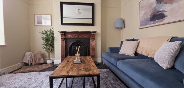 TV - Spacious Chester Home | Sleeps 8 | Free On Street Parking (Chester)