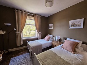 4 bedrooms, WiFi, bed sheets - Spacious Chester Home | Sleeps 8 | Free On Street Parking (Chester)