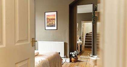Spacious Chester Home | Sleeps 8 | Free On Street Parking