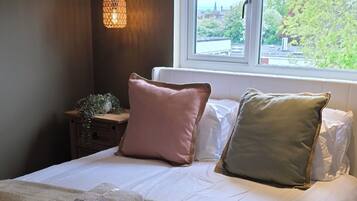 4 bedrooms, WiFi, bed sheets