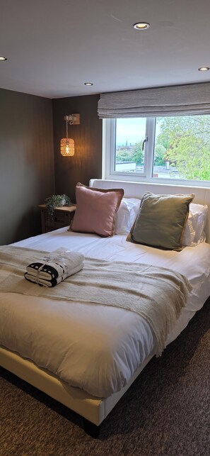 4 bedrooms, WiFi, bed sheets - Spacious Chester Home | Sleeps 8 | Free On Street Parking (Chester)