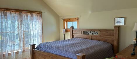5 bedrooms, desk, iron/ironing board, bed sheets