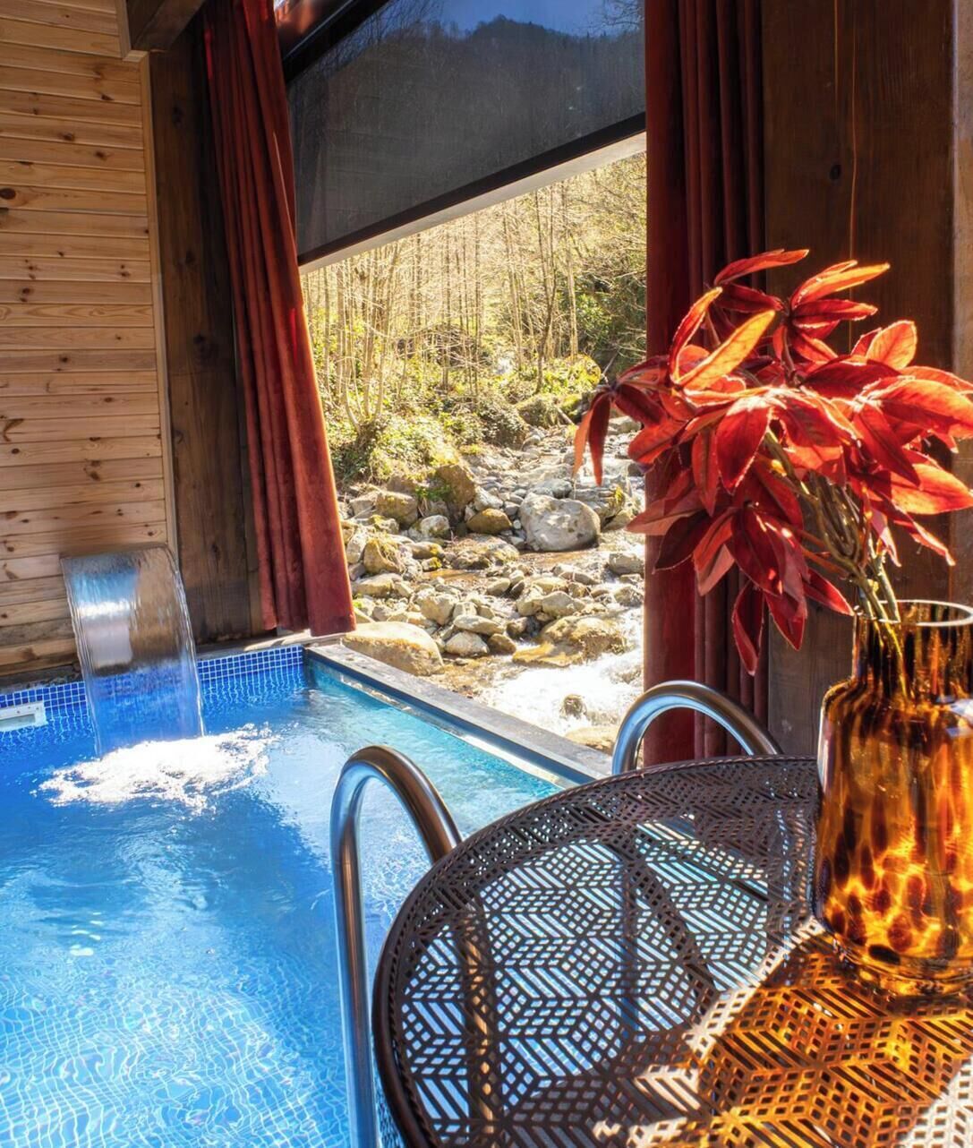 4 indoor pools