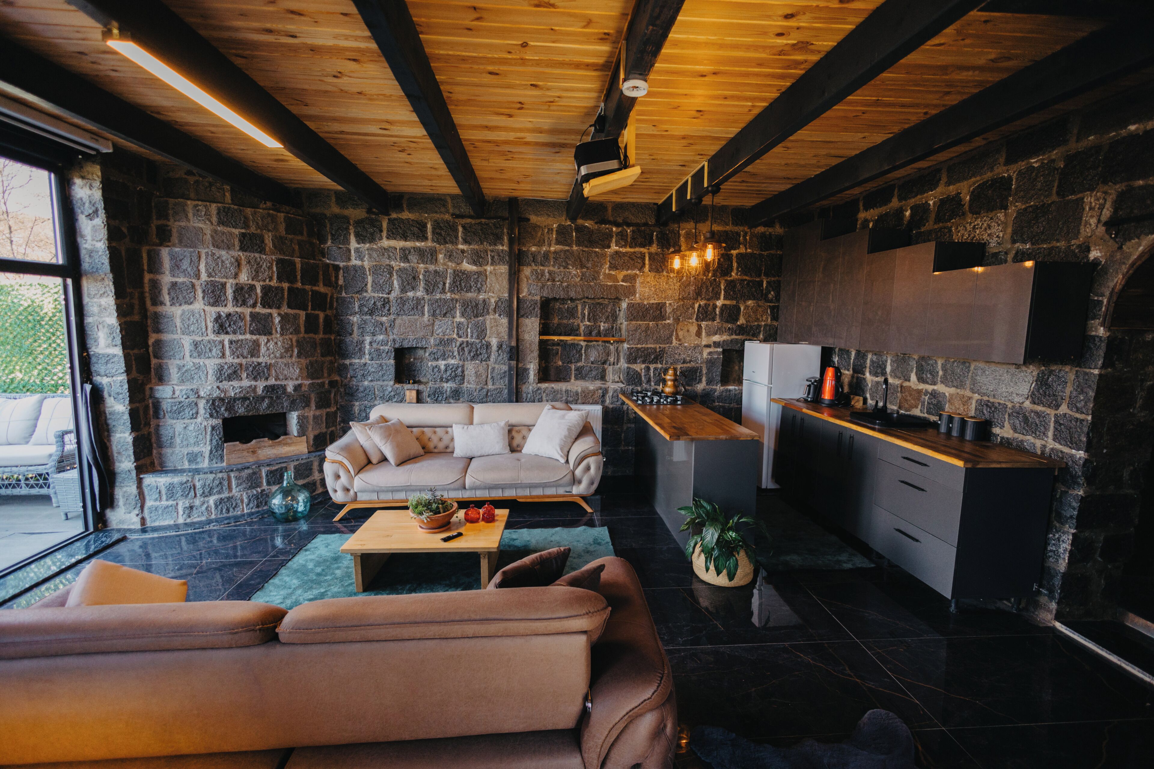 Chalet supérieur, vue sur la vallée | Aire de séjour | Téléviseur de 105 po avec télévision par satellite