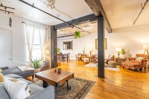 Living area - Private 4BR Williamsburg Loft : World Cup Groups, Perfect for Match Weeks! (Brooklyn)