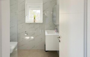 Shower - Gorgeous apartment in Povljana with WiFi (Povljana)