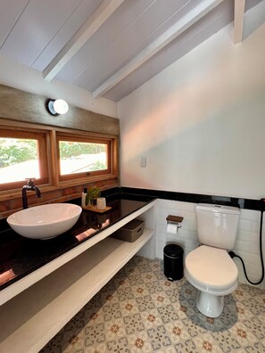 Dusche, Haartrockner, Handtücher, Toilettenpapier