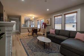 Living area - Spacious 3BR Duplex - Walk to Armature + Riverwalk (Tampa)