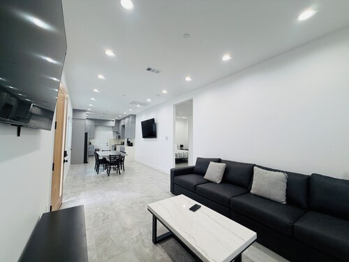 New Build near Beach & Disneyland Safe & Relaxing