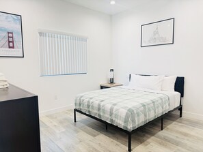 3 habitaciones, tabla de planchar con plancha, cuna de viaje y internet