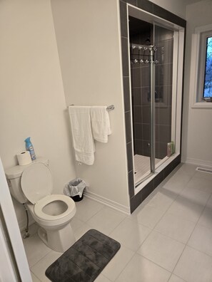 Bathroom - Cozy 3 BR family-friendly Home near Lake Couchiching (Severn)