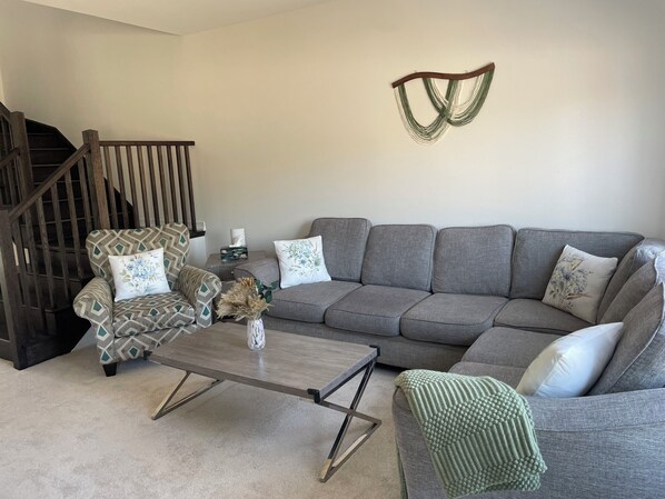 Living area - Cozy 3 BR family-friendly Home near Lake Couchiching (Severn)