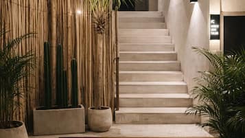 Luxury-Apartment, Balkon, Gartenblick | Unterkunftsgelände