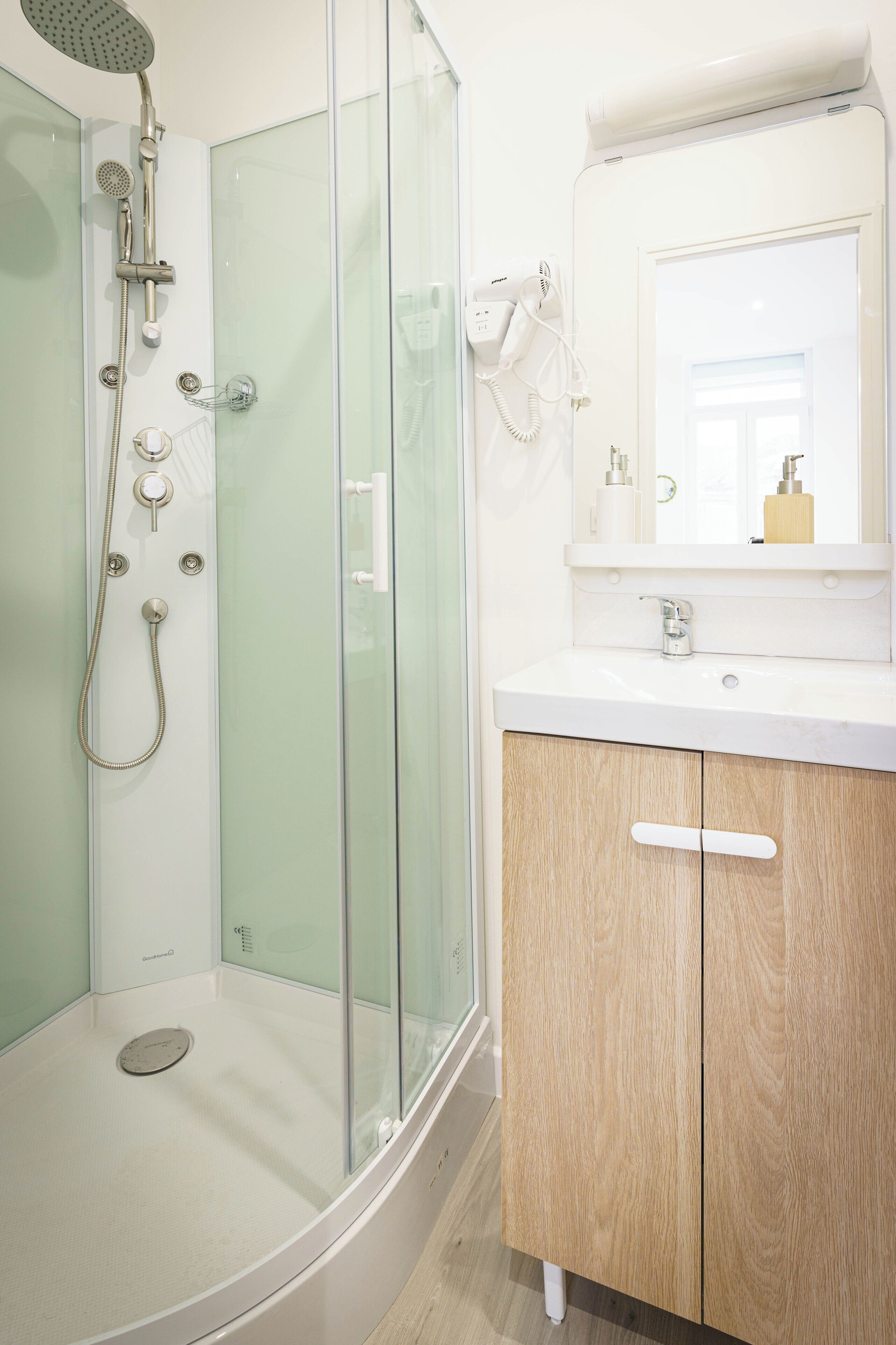 Studio | Bathroom | Shower, hair dryer, towels, soap