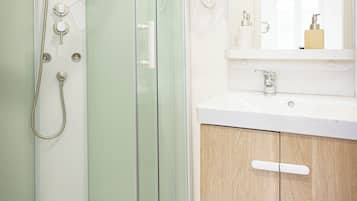 Studio | Bathroom | Shower, hair dryer, towels, soap
