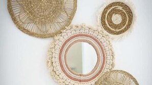 Quatre panneaux muraux circulaires, tissés, de tailles et de motifs différents.