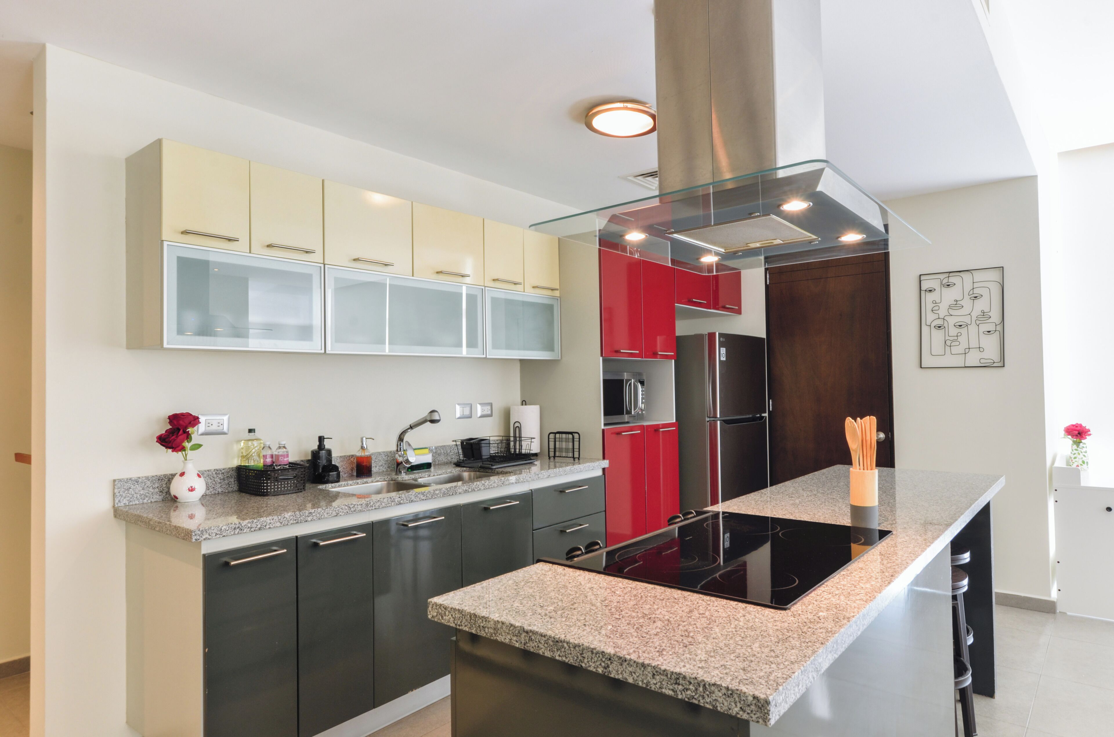 Suite Confort, balcón, vista a la ciudad | Cocina privada | Microondas, parrilla de estufa y utensilios de cocina 