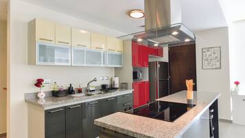 Suite Confort, balcón, vista a la ciudad | Cocina privada | Microondas, parrilla de estufa y utensilios de cocina