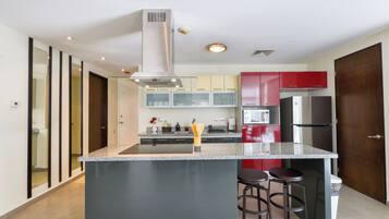 Suite Confort, balcón, vista a la ciudad | Cocina privada | Microondas, parrilla de estufa y utensilios de cocina