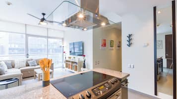 Suite Confort, balcón, vista a la ciudad | Cocina privada | Microondas, parrilla de estufa y utensilios de cocina