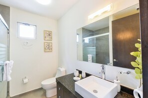 Comfort-sviitti, parveke, kaupunkinäköala | Kylpyhuone | Suihku, ilmaiset hygieniatuotteet, hiustenkuivaaja, pyyhkeet