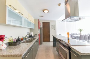 Comfort Suite, Balcony, City View | Private kitchen | Microwave, stovetop, cookware/dishes/utensils