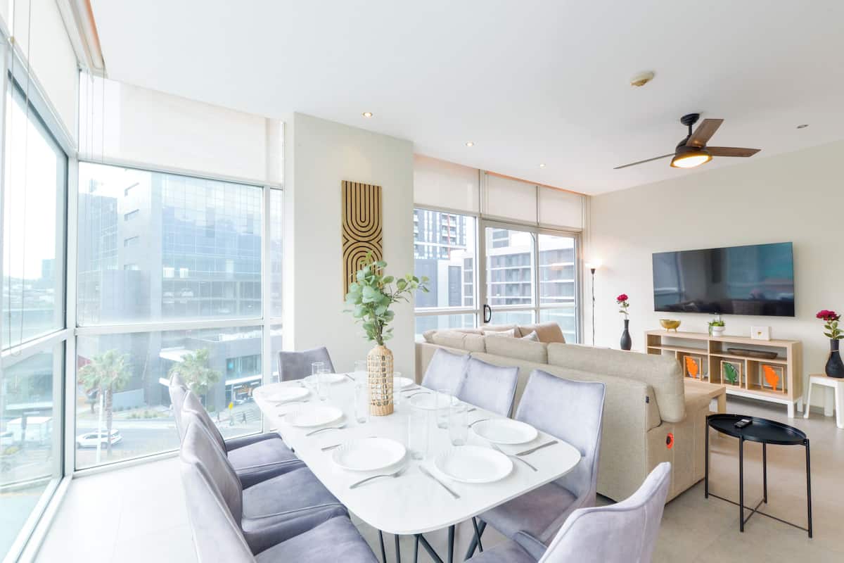 Comfort Suite, Balcony, City View | Dining room