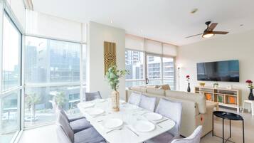 Suite Confort, balcón, vista a la ciudad | Comedor