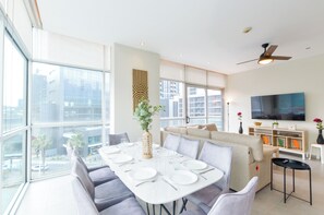 Comfort Suite, Balcony, City View | Dining room