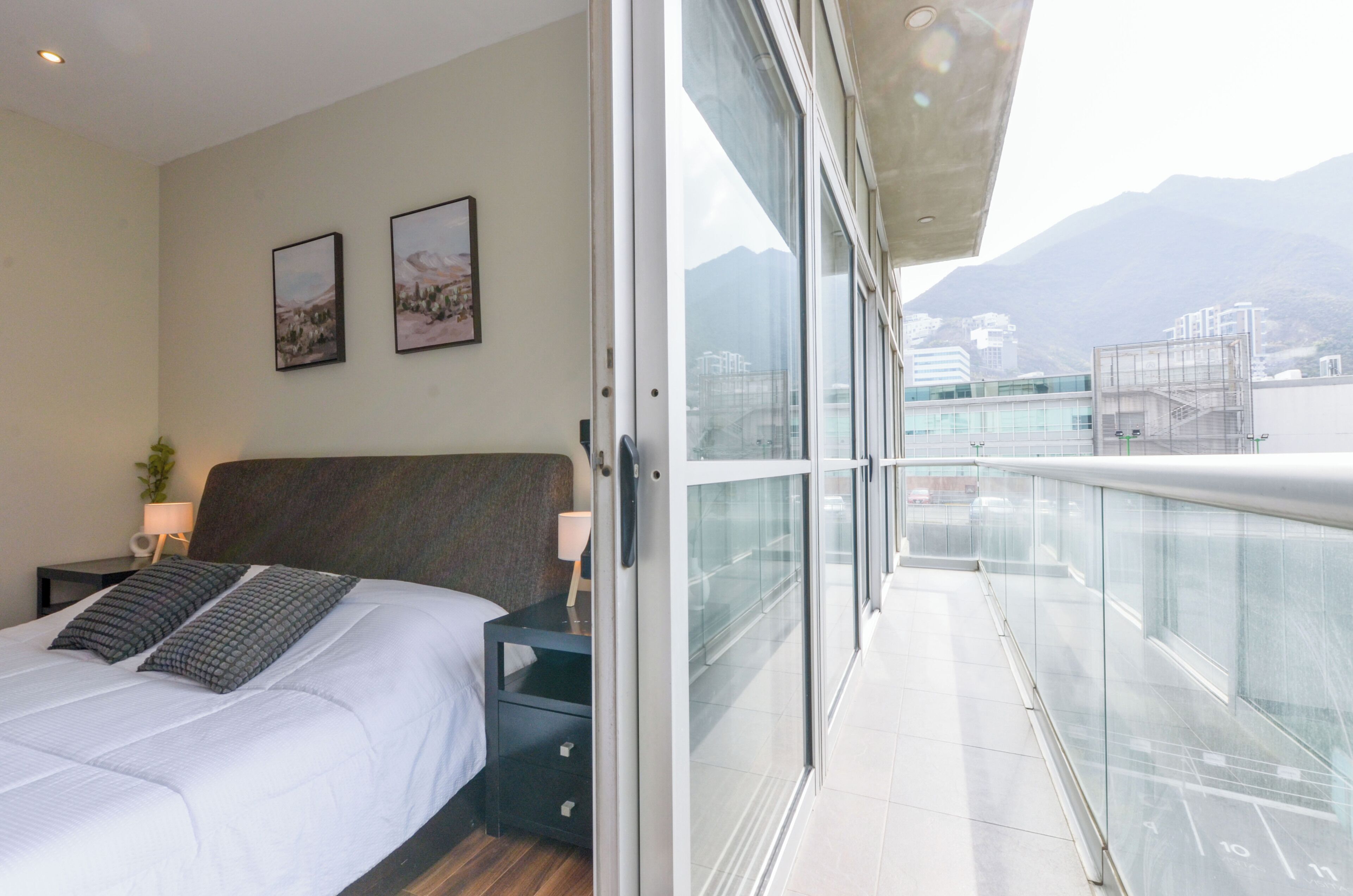 Suite Confort, balcón, vista a la ciudad | Espacio para trabajar con laptop y tabla de planchar con plancha 