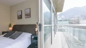 Suite Confort, balcón, vista a la ciudad | Espacio para trabajar con laptop y tabla de planchar con plancha