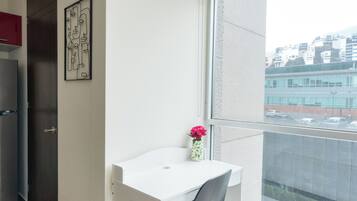 Suite Confort, balcón, vista a la ciudad | Área de sala de estar