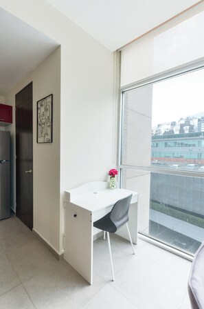 Comfort Suite, Balcony, City View | Living area