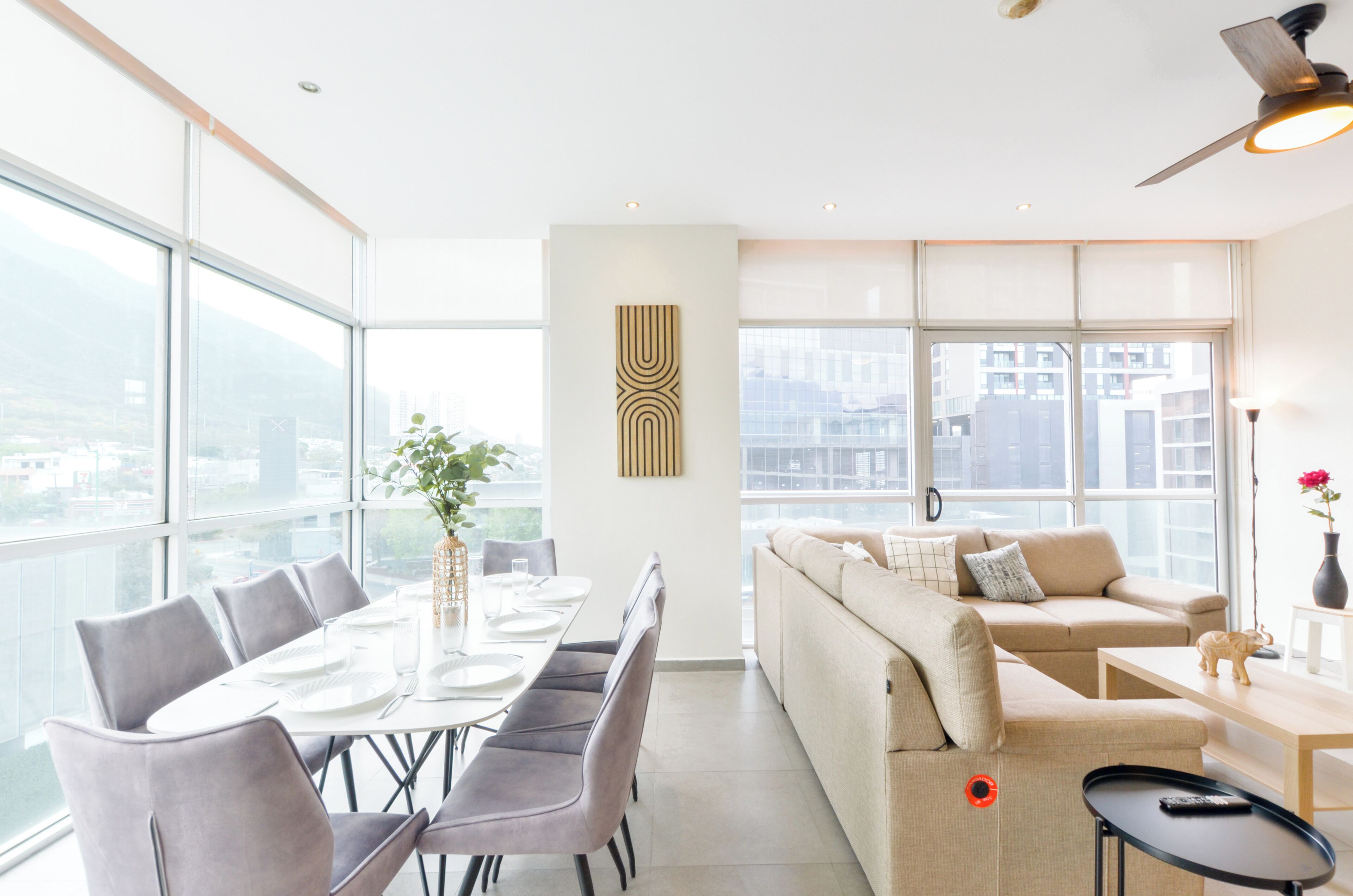 Suite Confort, balcón, vista a la ciudad | Área de sala de estar