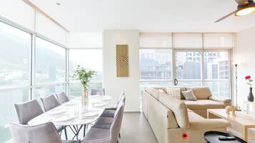 Suite Confort, balcón, vista a la ciudad | Área de sala de estar