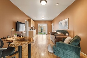 Living area - Lakeside Leisure, Hot Tub, Golf Course, Sleeps 10, Lakefront, Near Crater Lake (Klamath Falls)